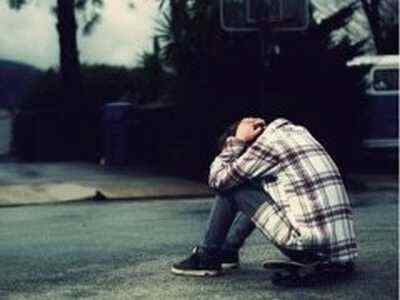 王某，25岁，焦虑性人格障碍，自幼胆小怕事，10岁时，跟小朋友一起做游戏时，不慎从高处摔下，虽然身体无大碍，但当时很多人在场，大家都笑了。他觉得当众出丑心里羞愧，恨不得