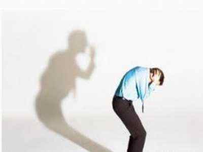 都是赤面恐惧症惹的祸 张先生 26岁 前段时间，张先生感到非常痛苦，原来是其公司原项目组长辞职了，公司决定从张先生和另外两个人当中选出一个作为新任项目组长，通过当众演讲