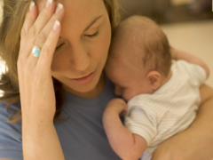 病例介绍： 刚生完的2周她哭点变超低，做什麽都想哭......有一次更离谱的是，不知什么原因将老婆将自己反锁在病房内，并坐到窗台上哭喊......现在家里人都很担心她！来我院研究院